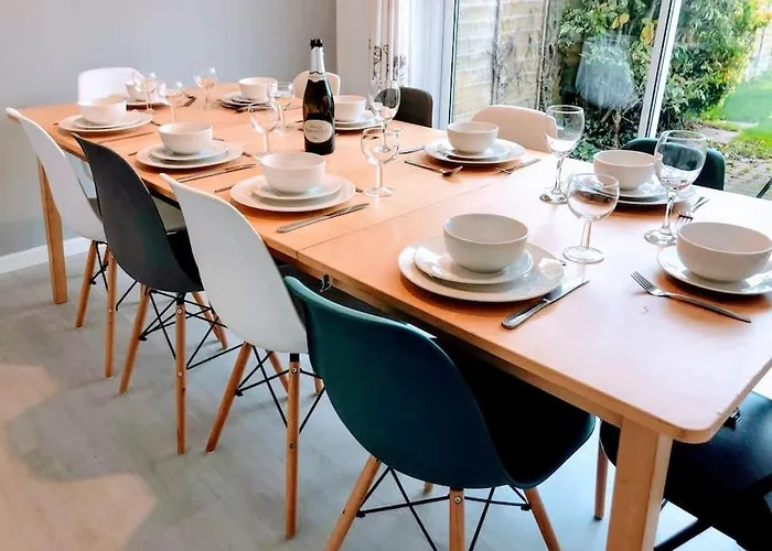 Warwick House, 5 Bedrooms, 9 Beds, Parking, Garden
