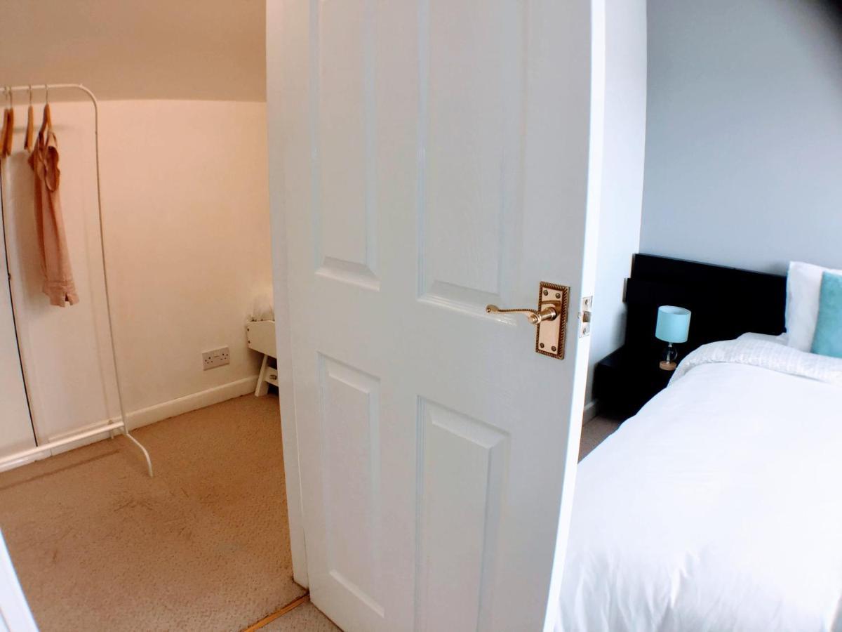 Warwick House, 5 Bedrooms, 9 Beds, Parking, Garden Holiday home Coventry