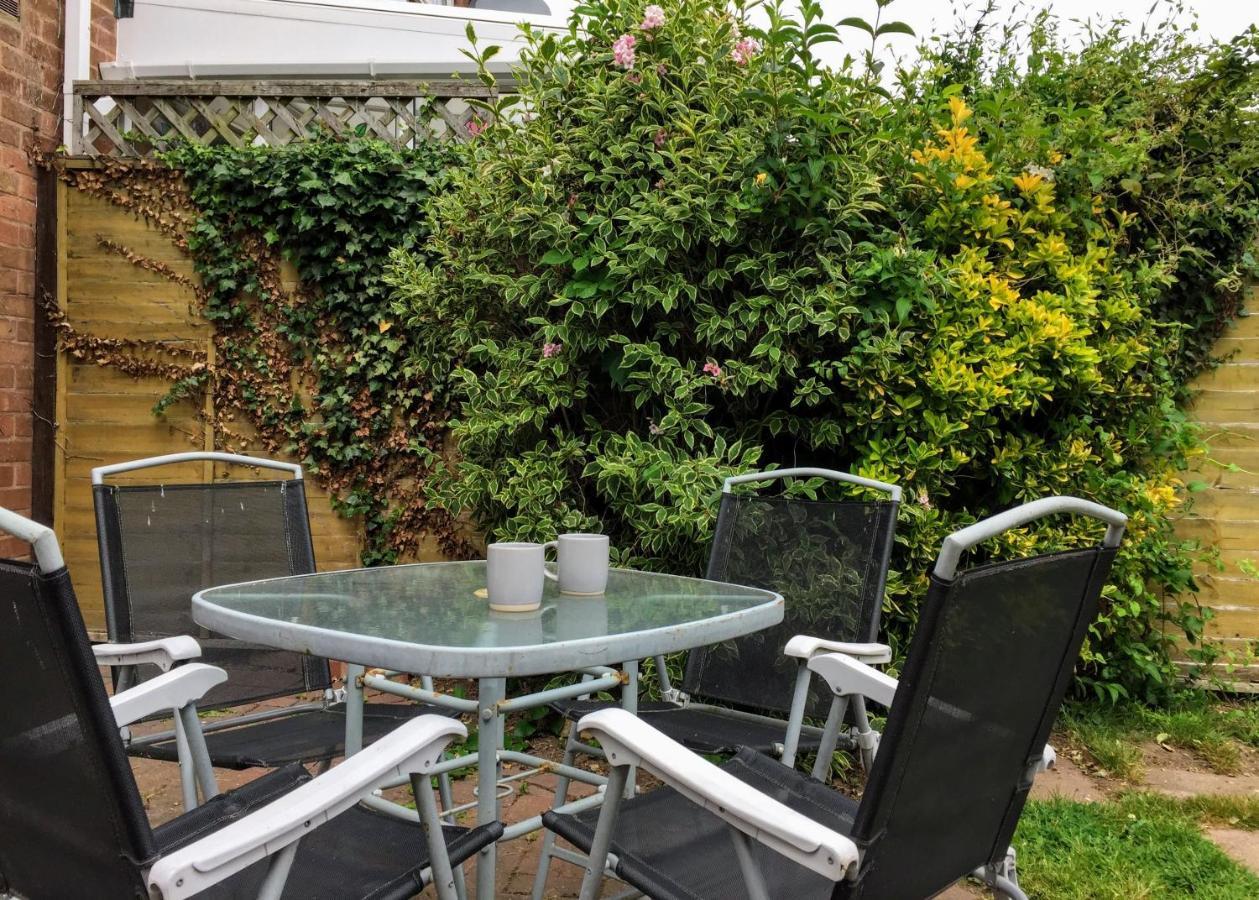 Warwick House, 5 Bedrooms, 9 Beds, Parking, Garden Holiday home