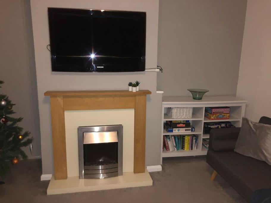 Warwick House, 5 Bedrooms, 9 Beds, Parking, Garden Holiday home *