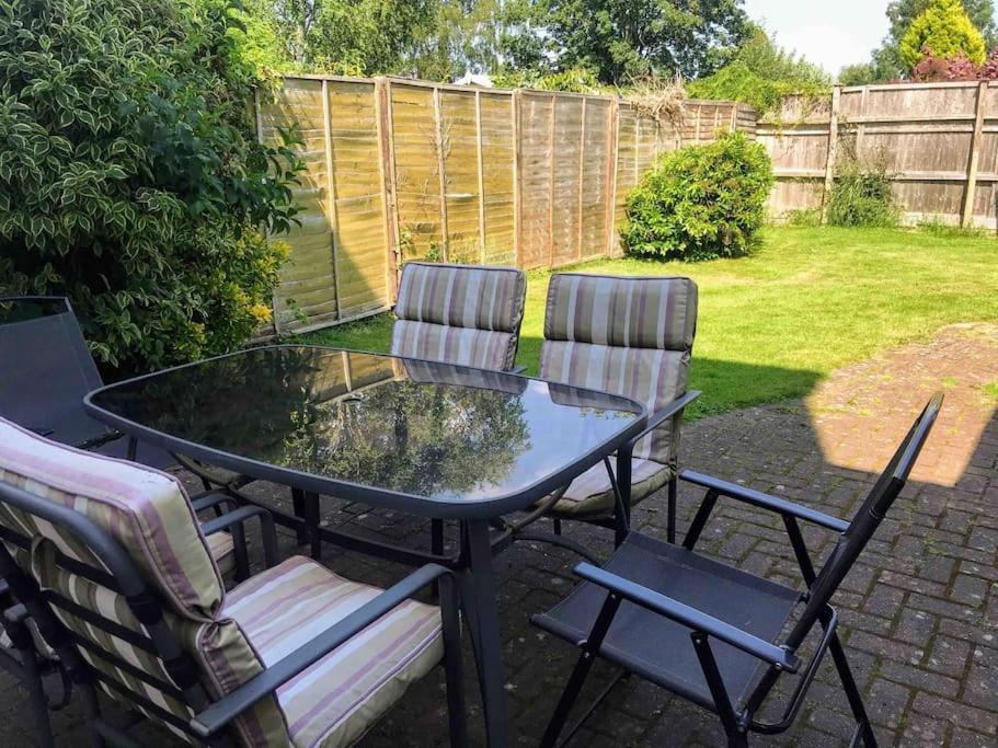 Warwick House, 5 Bedrooms, 9 Beds, Parking, Garden *