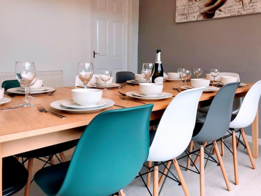 Warwick House, 5 Bedrooms, 9 Beds, Parking, Garden Holiday home Coventry