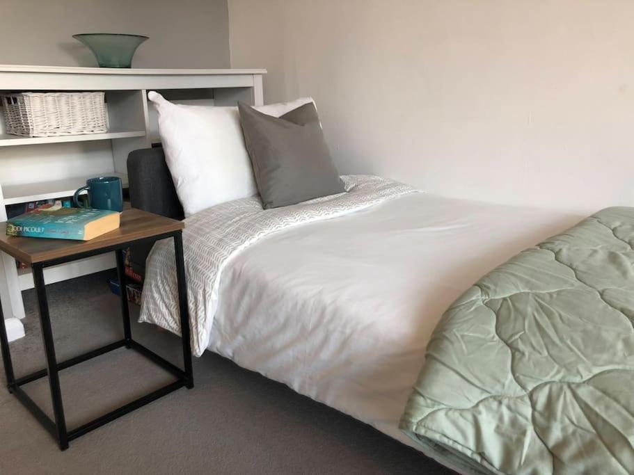 Holiday home Warwick House, 5 Bedrooms, 9 Beds, Parking, Garden *