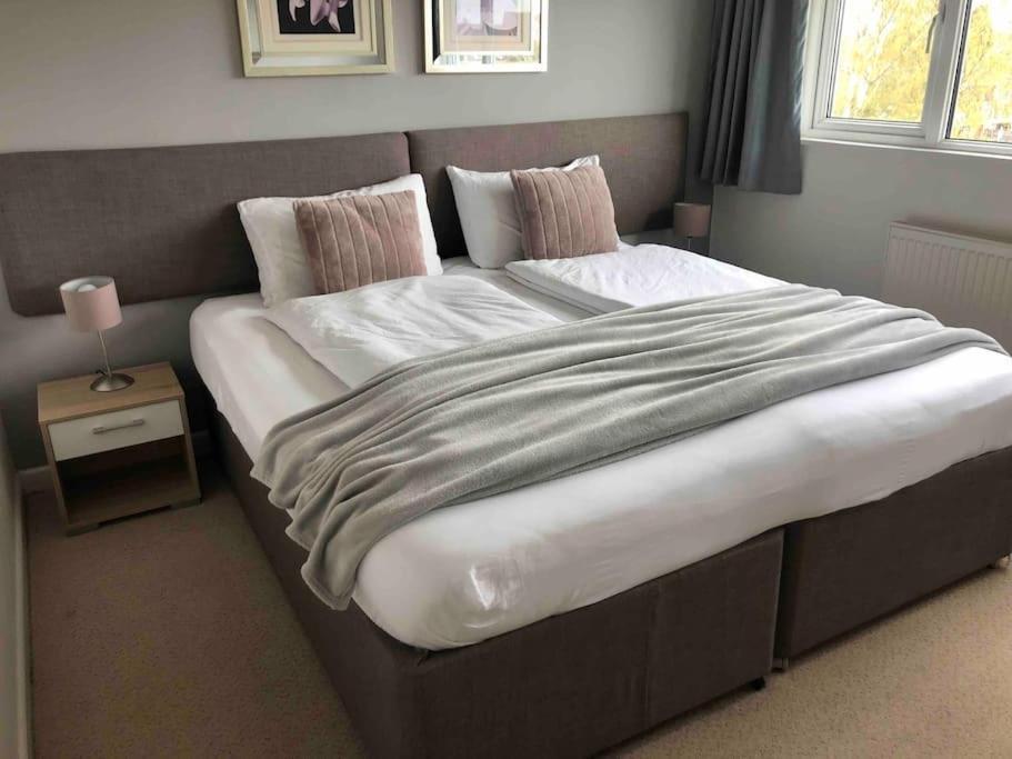 Holiday home Warwick House, 5 Bedrooms, 9 Beds, Parking, Garden Coventry