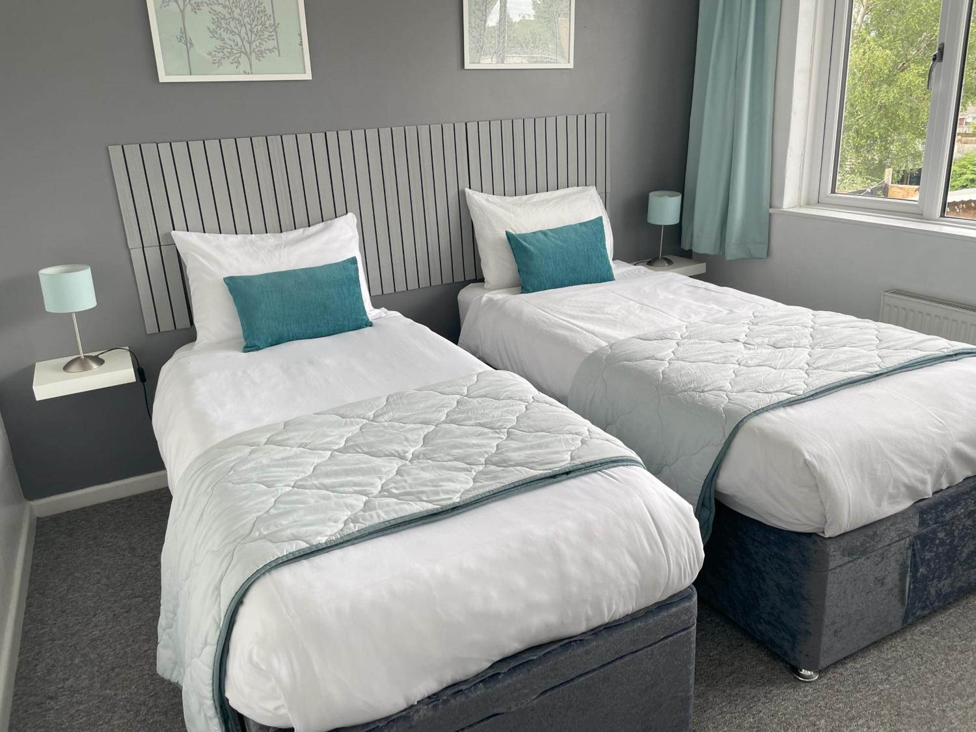 Warwick House, 5 Bedrooms, 9 Beds, Parking, Garden *