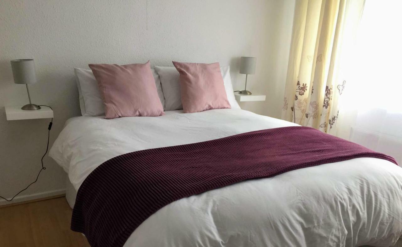 Holiday home Warwick House, 5 Bedrooms, 9 Beds, Parking, Garden *