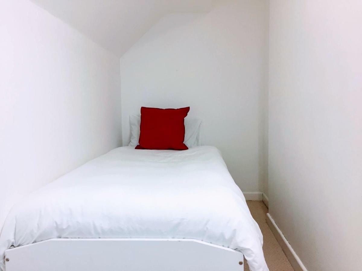 Warwick House, 5 Bedrooms, 9 Beds, Parking, Garden Holiday home *