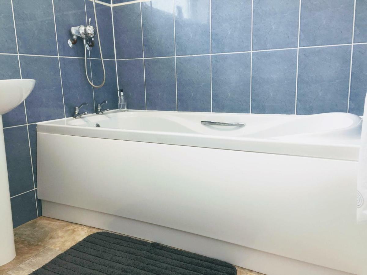 Warwick House, 5 Bedrooms, 9 Beds, Parking, Garden *