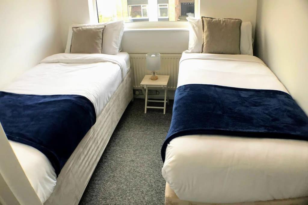 Holiday home Warwick House, 5 Bedrooms, 9 Beds, Parking, Garden Coventry