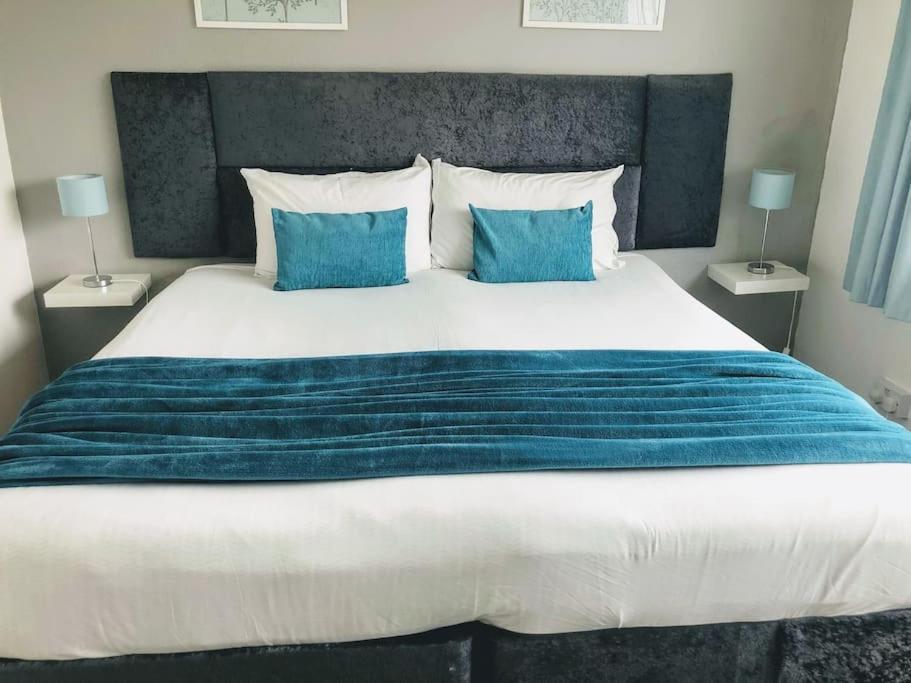 Warwick House, 5 Bedrooms, 9 Beds, Parking, Garden Holiday home Coventry