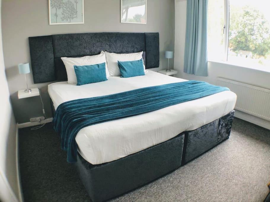 Warwick House, 5 Bedrooms, 9 Beds, Parking, Garden Holiday home *