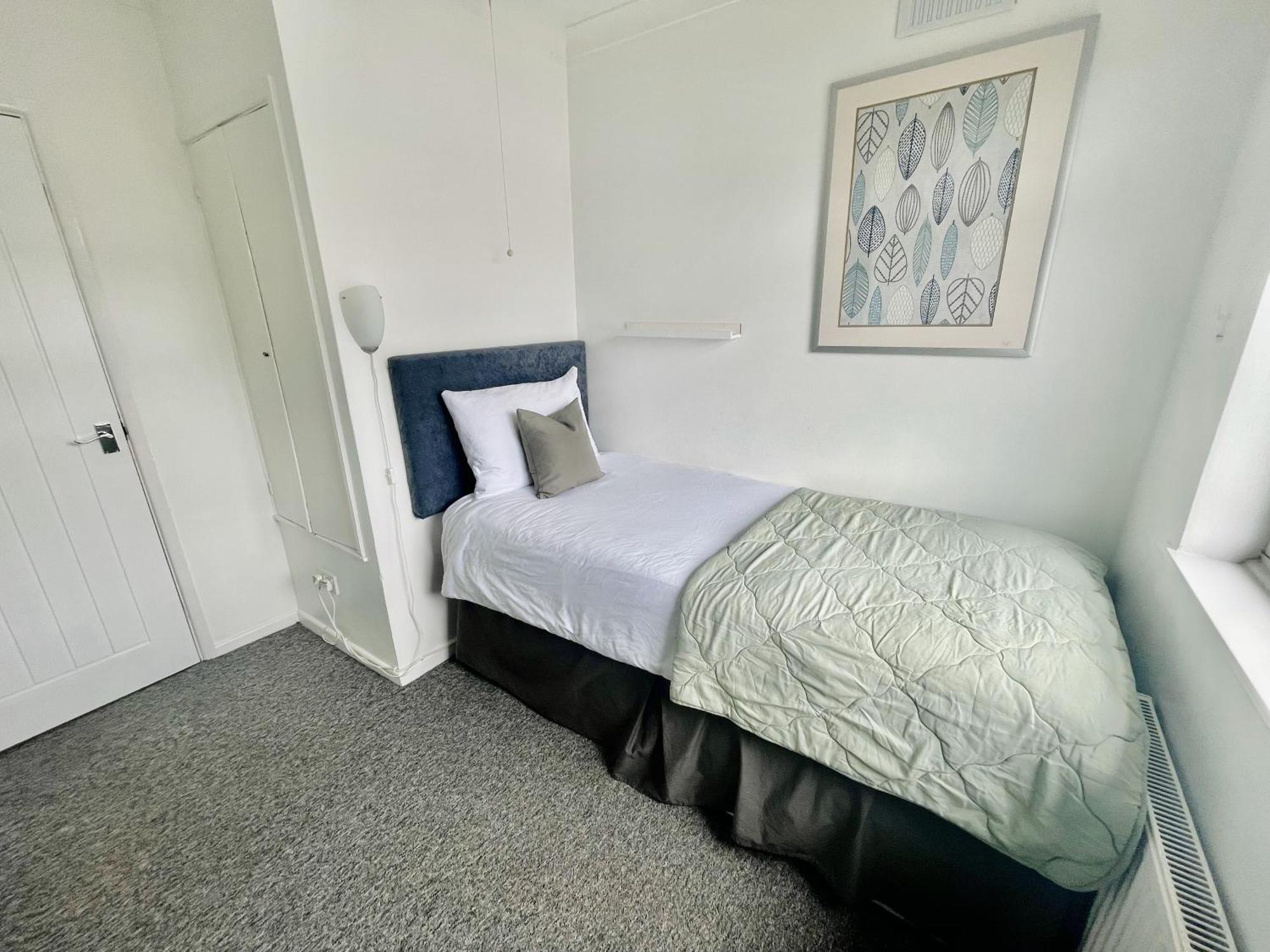 Warwick House, 5 Bedrooms, 9 Beds, Parking, Garden * Coventry