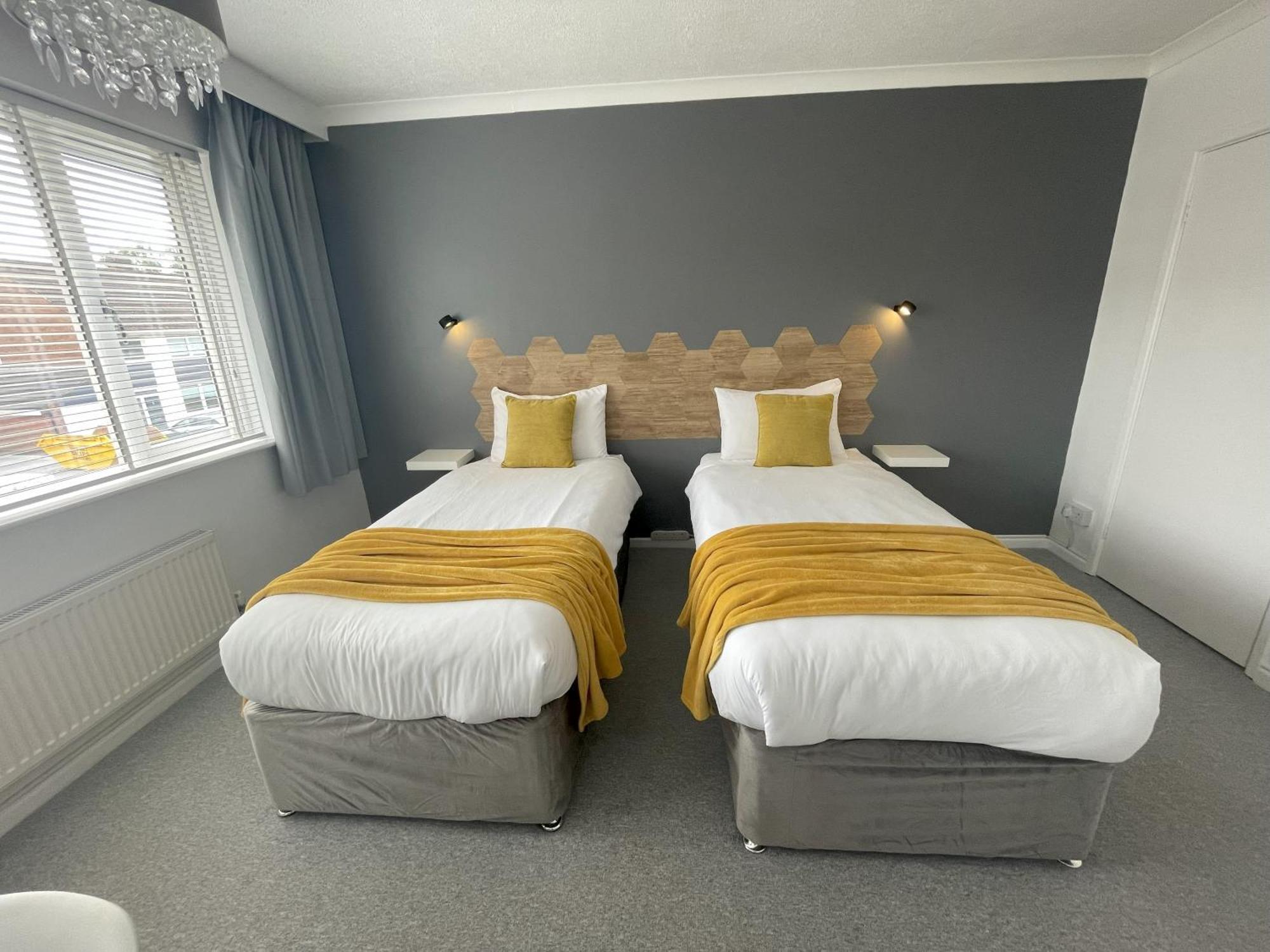 Warwick House, 5 Bedrooms, 9 Beds, Parking, Garden * Coventry
