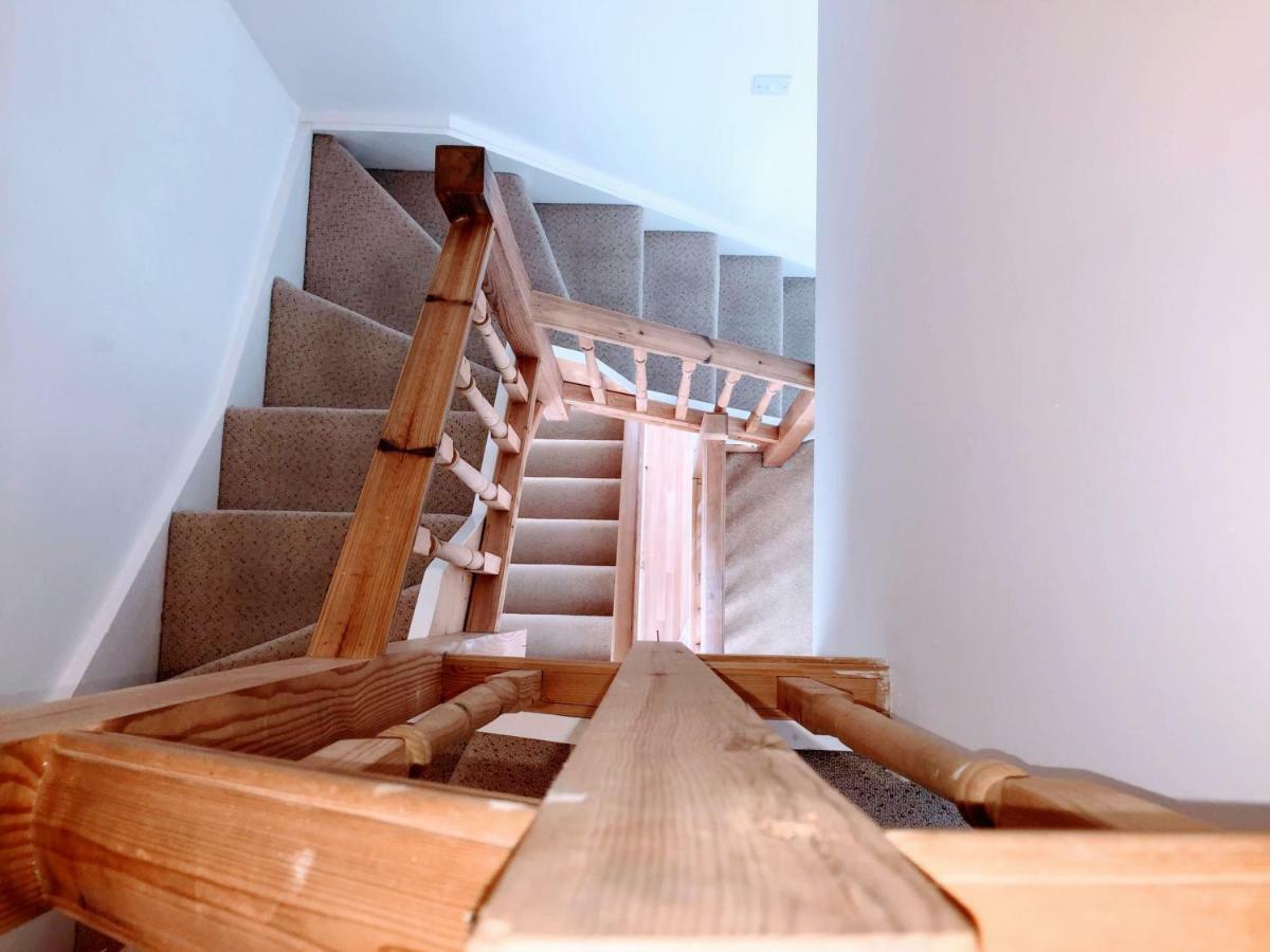 Warwick House, 5 Bedrooms, 9 Beds, Parking, Garden Holiday home